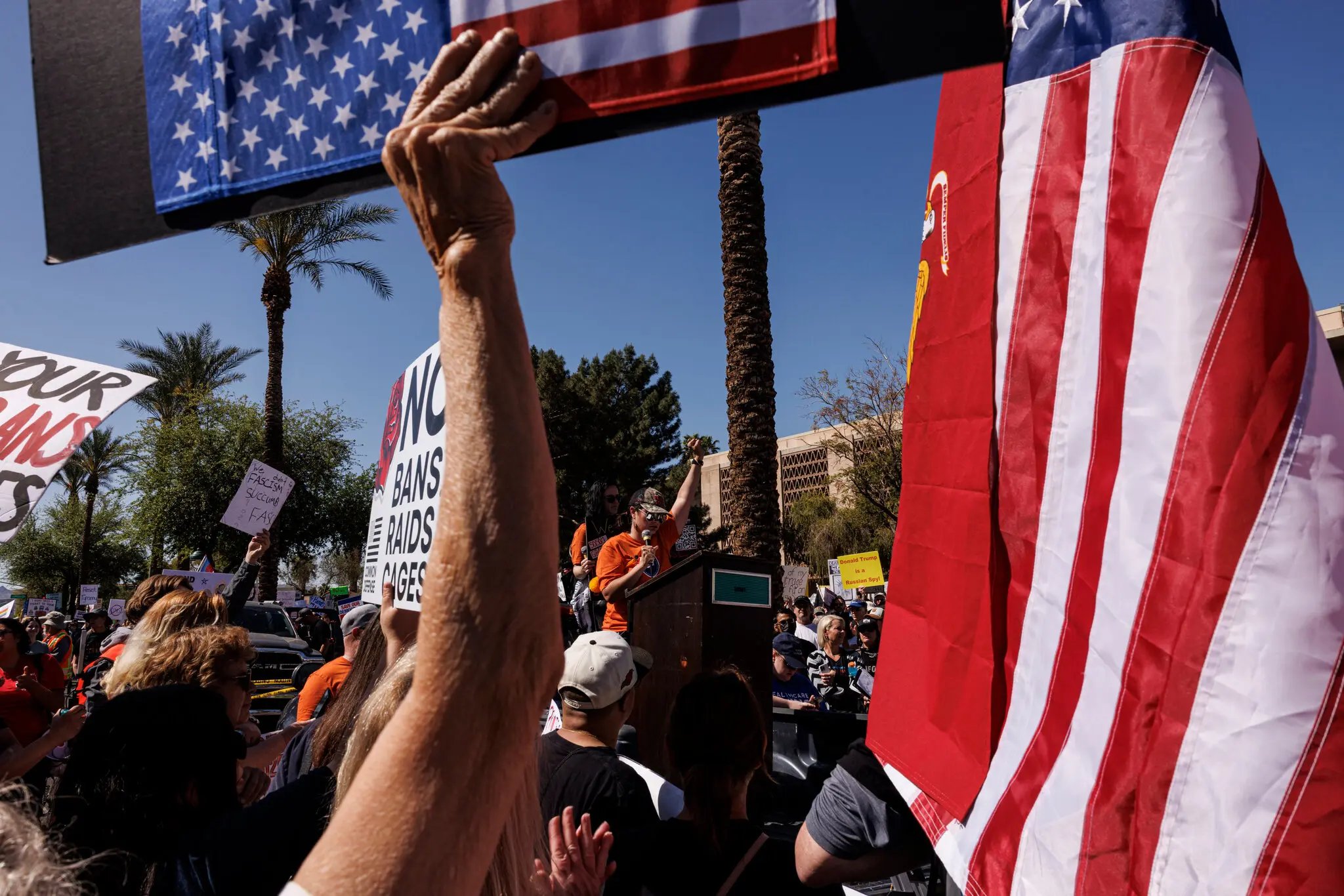 Мітинг у Фініксі. Багато людей, які брали участь у суботніх акціях, несли американські прапори, а деякі демонстрували їх догори ногами на знак протесту.